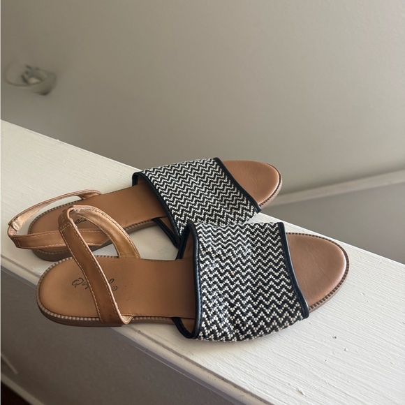 Qupid Shoes - Women's Black and Tan Sandals
